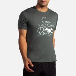 Brooks Distance Graphic Short Sleeve Men's 38 Brooks Distance Graphic Short Sleeve Men's -On Running || BROOKS || Hoka Sales Store 056934 338 1